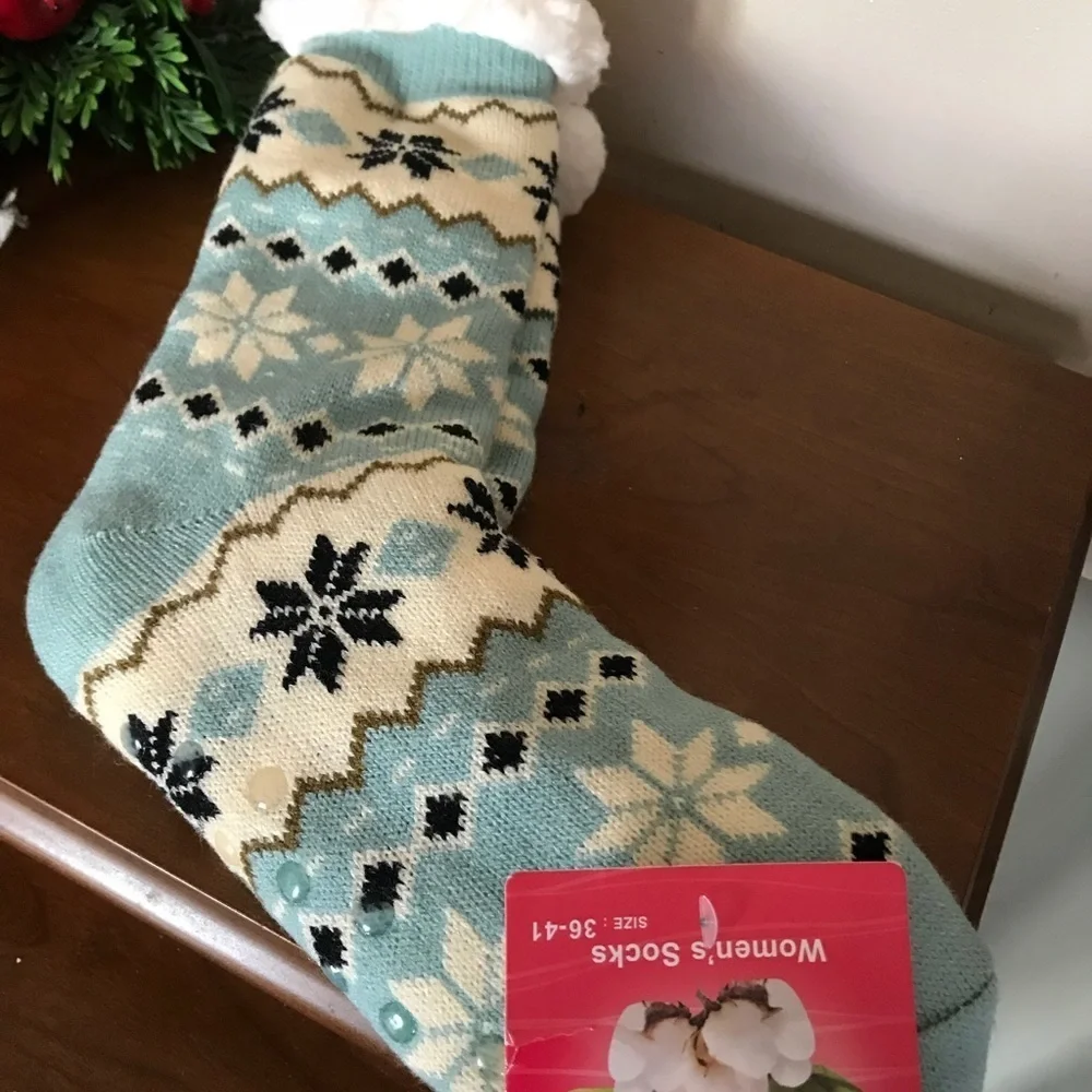 Women’s Snowflake Fuzzy Warm Socks NWT